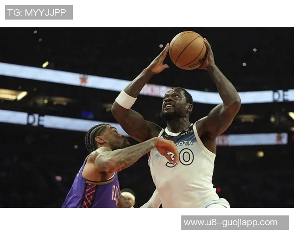 爱德华兹称赞克拉克表现出色称其提升球队整体防守能力